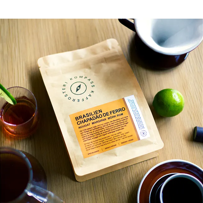 En påse Chapadao kaffe på ett bord med lime, rom & marsipan