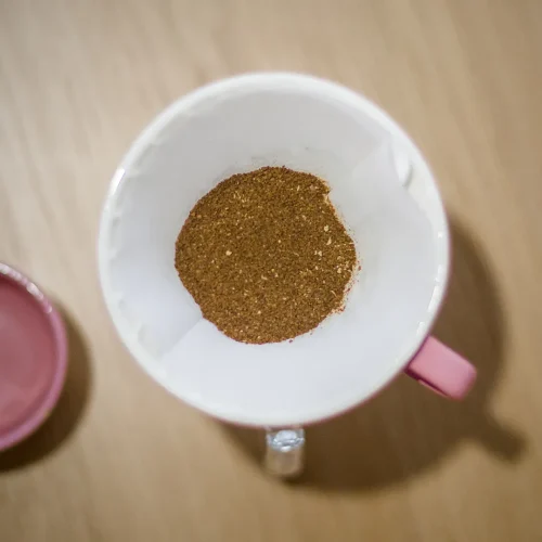 Malet ljusrostat Etiopiskt kaffe i ett V60 filter