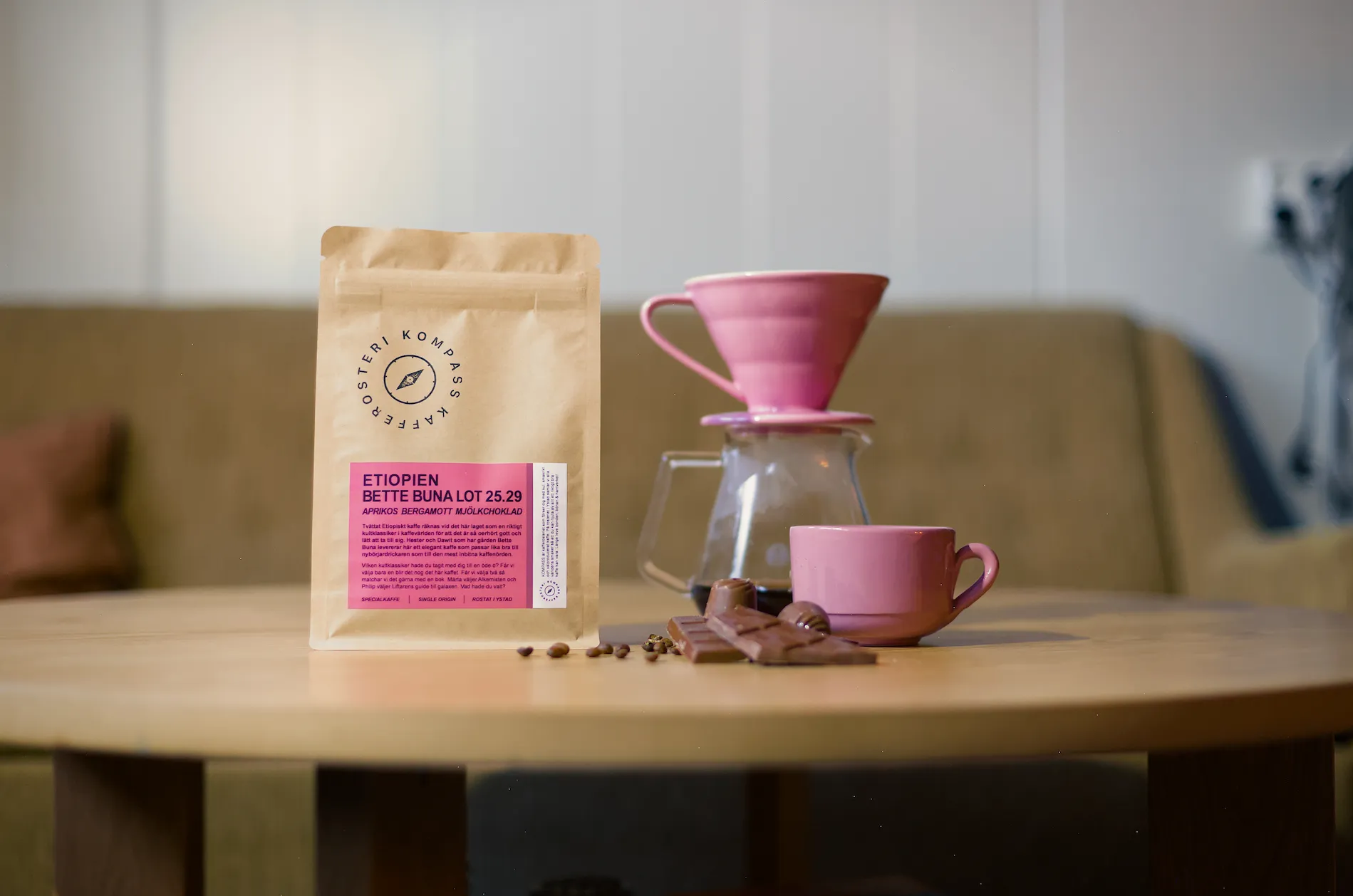 en påse Bette Buna från Kompass kafferosteri tillsammans med kanna & v60 och mjölkchoklad