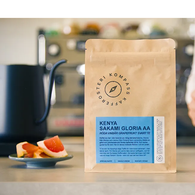 En påse Kenya Gloria Sakami AA och grapefrukt i en skål